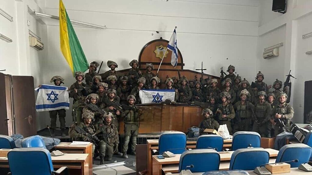 Izraelští vojáci se vyfotili v dobytém parlamentu v Gaze